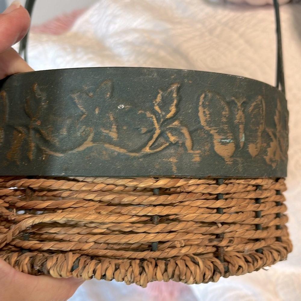 Decorative basket Metal Handle and trim - Picture 5 of 7